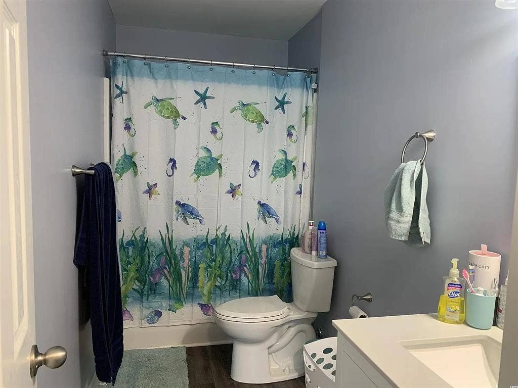 Seeking Male to Share Apt w/ Male