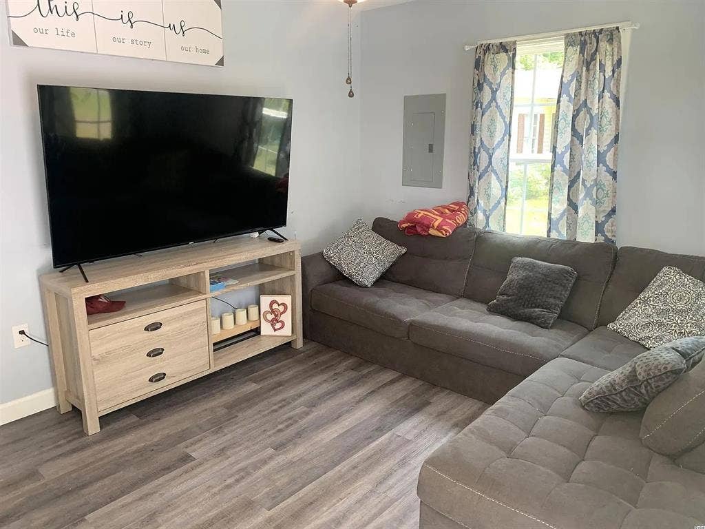Seeking Male to Share Apt w/ Male