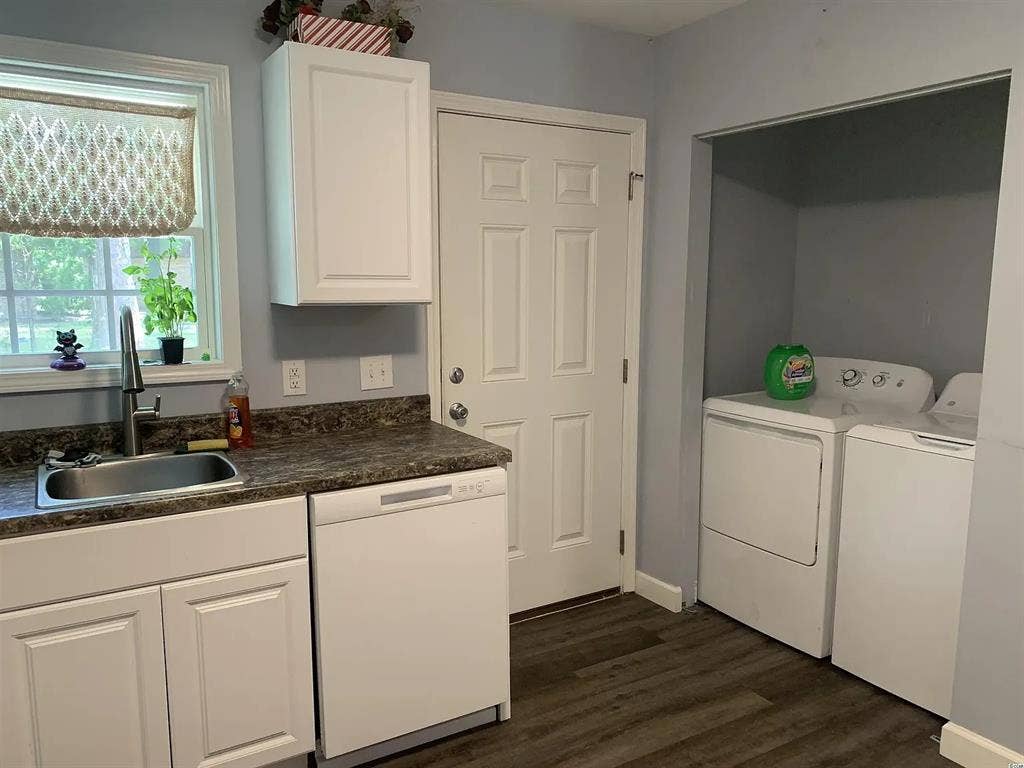 Seeking Male to Share Apt w/ Male
