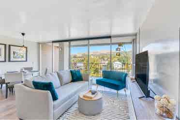 Roomate: Downtown
 by U furnished