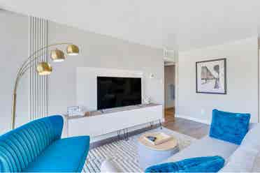 Roomate: Downtown
 by U furnished