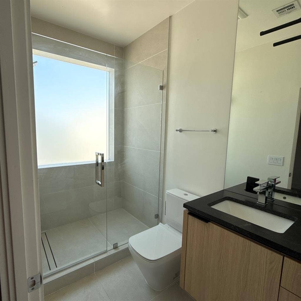 Gorgeous Room/Bathroomm