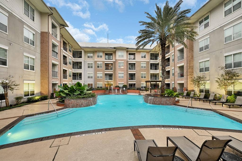 Furnished BA w/Pool & Gym