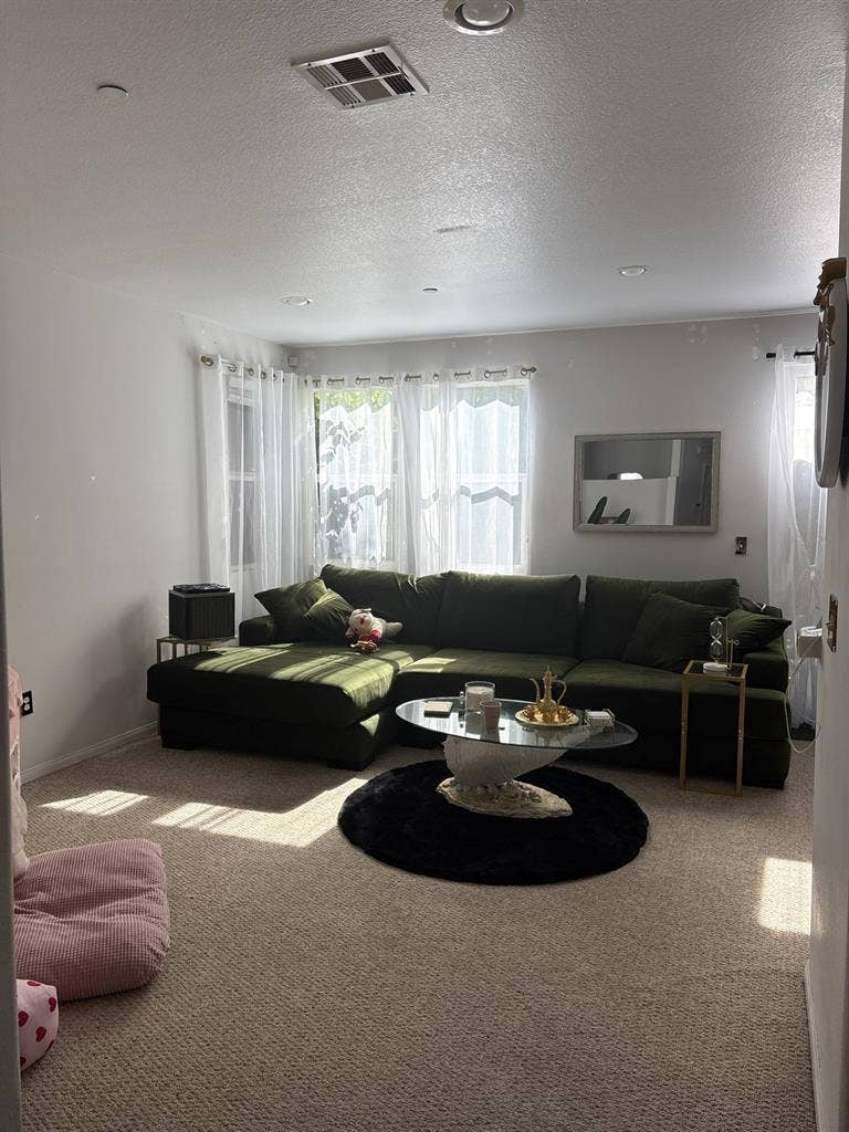 Hi female home, two rooms available