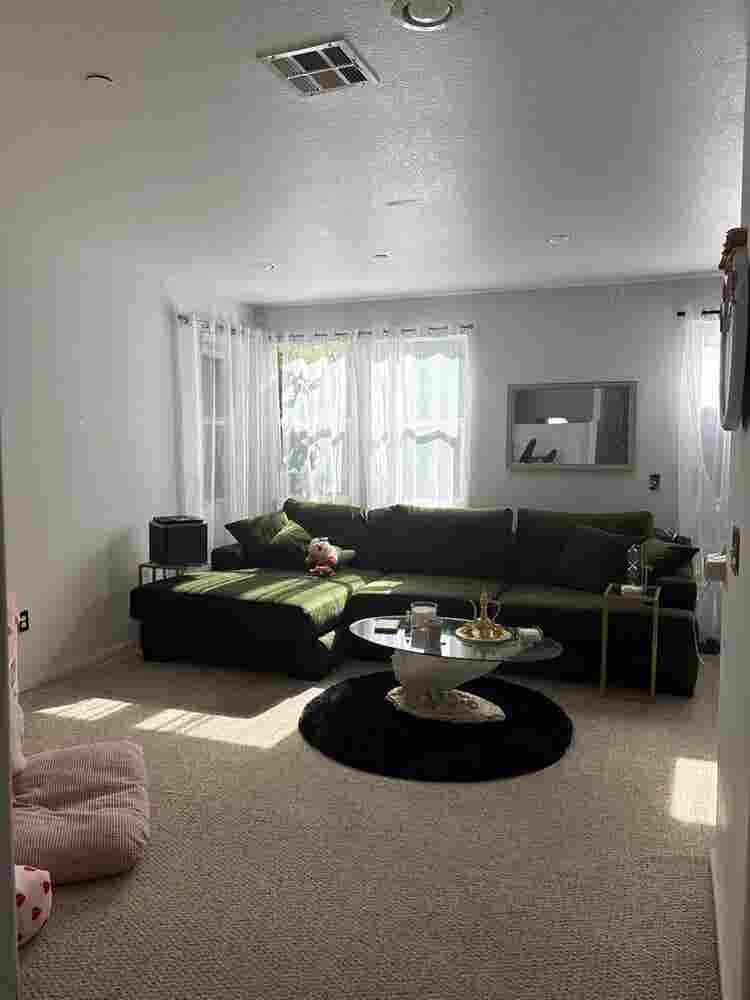 Hi female home, two rooms available