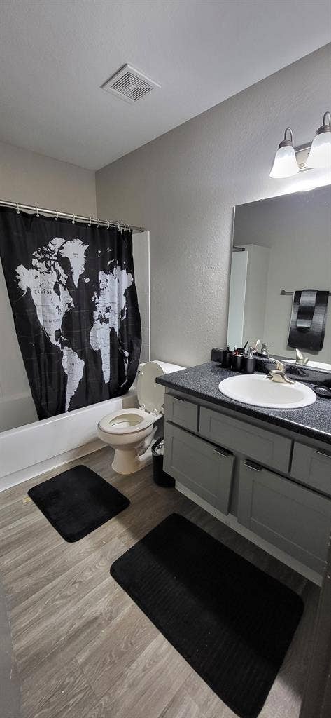Spacious Room Available Female Only
