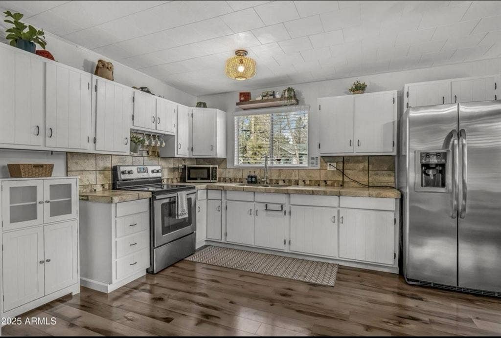 Looking for roommates in Munds Park