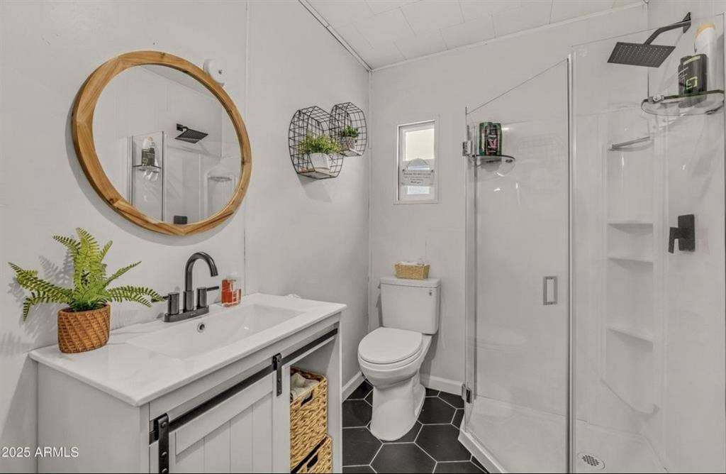 Looking for roommates in Munds Park