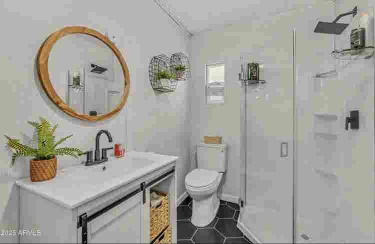 Looking for roommates in Munds Park