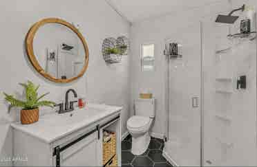 Looking for roommates in Munds Park