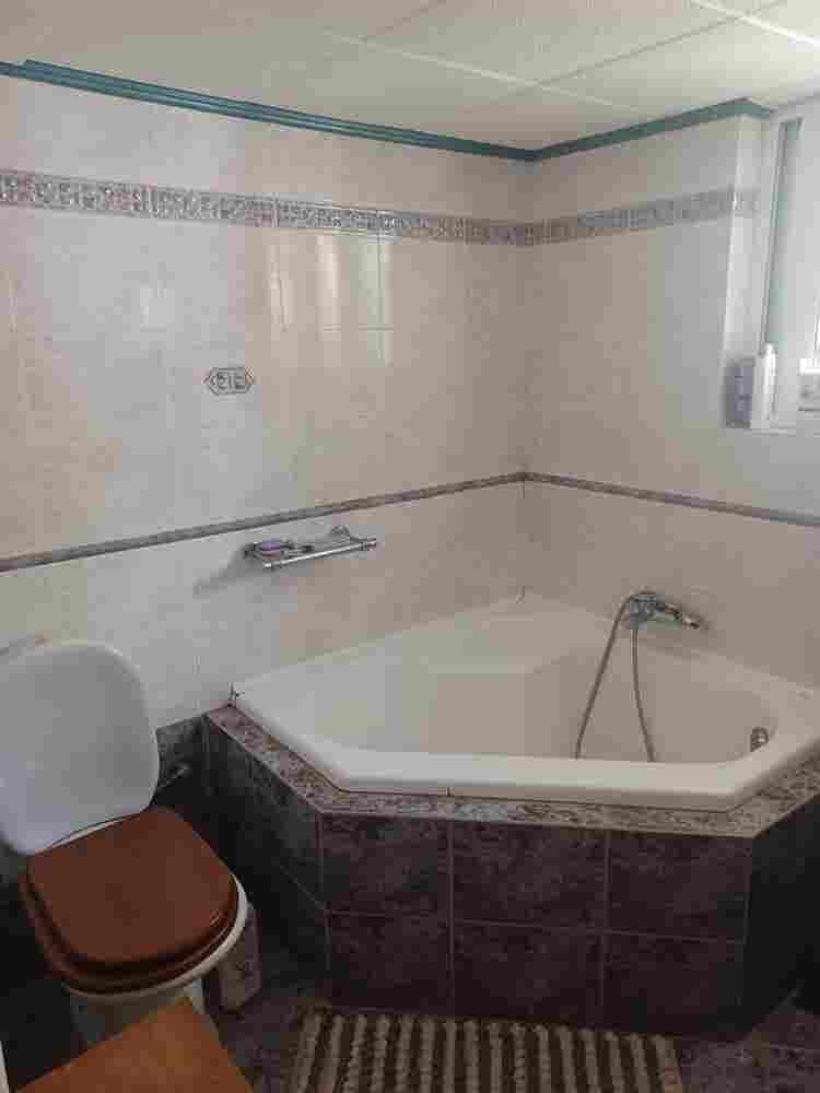 Looking for 2 Roommates