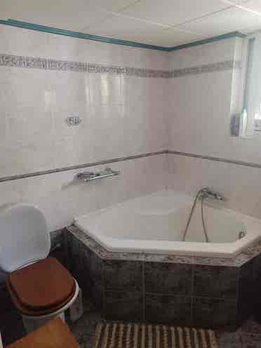 Looking for 2 Roommates