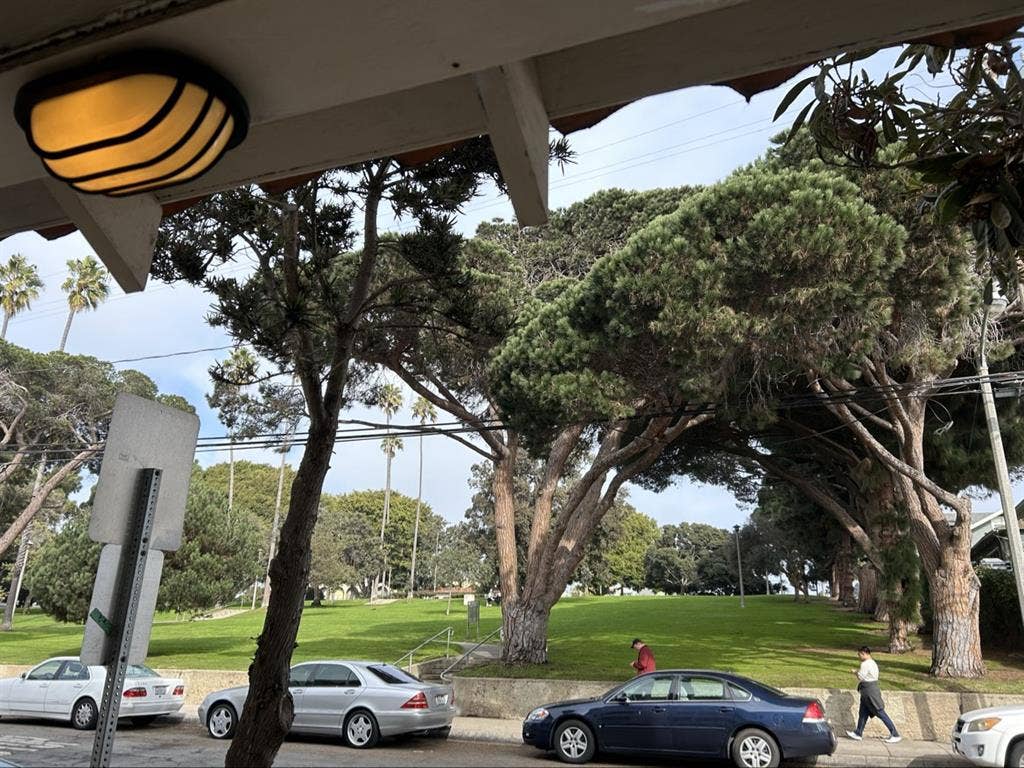 Room avail 3blks from the beach!