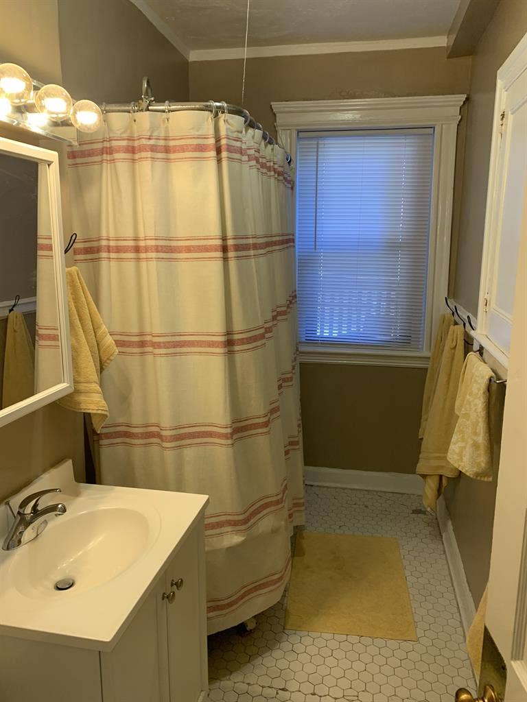 Looking for roommate