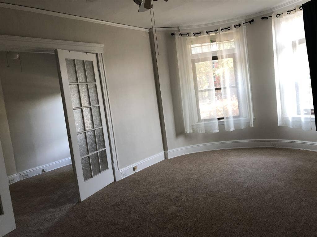 Looking for roommate