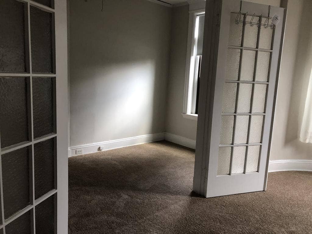 Looking for roommate