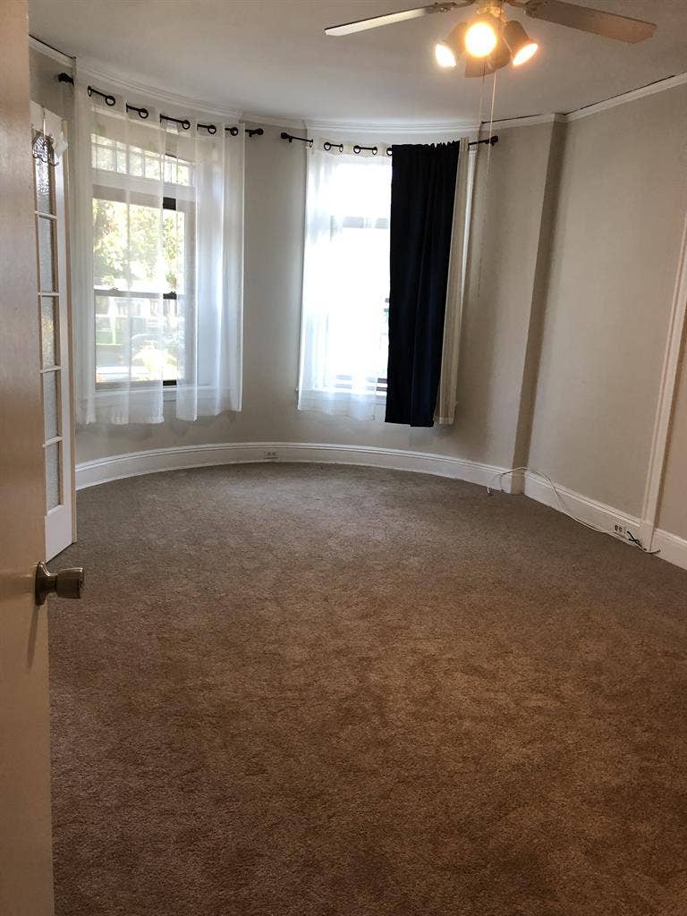 Looking for roommate