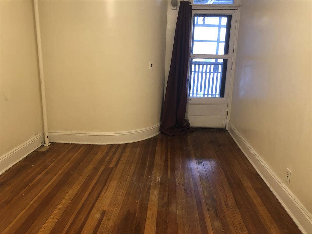 Looking for roommate