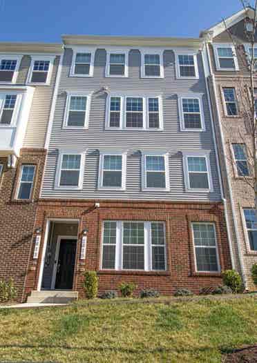 Townhouse semi-gated with security