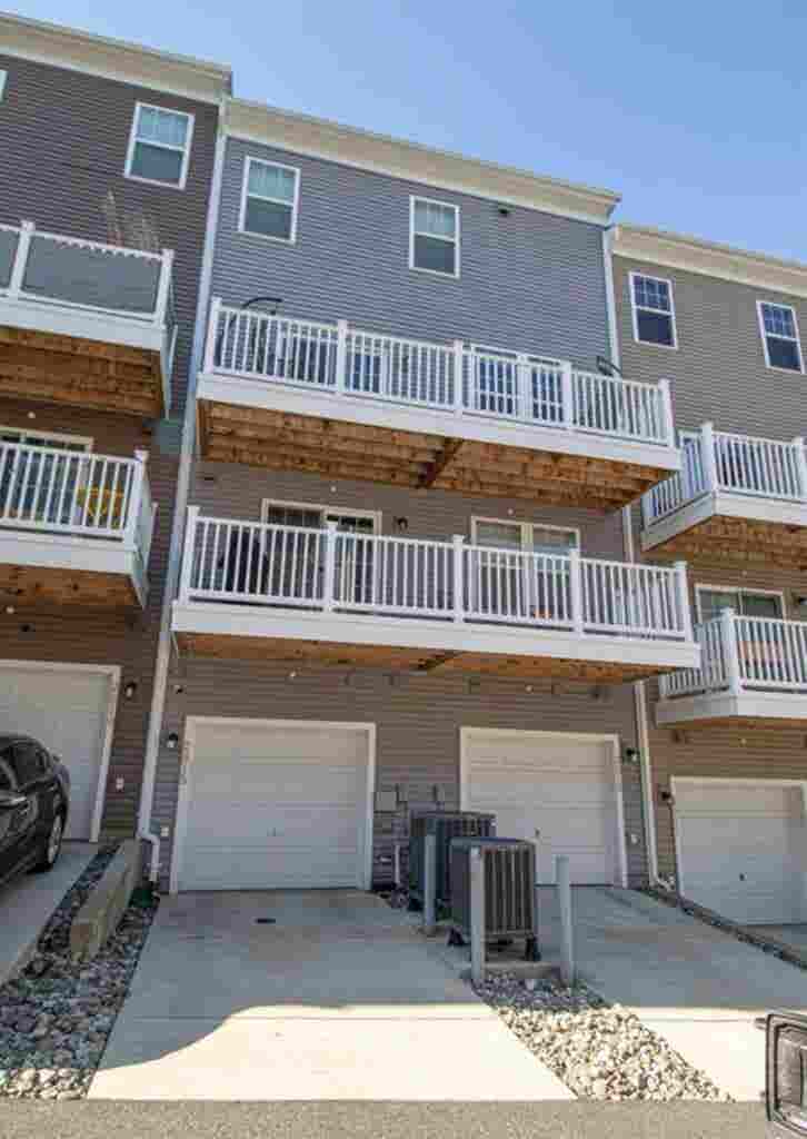 Townhouse semi-gated with security