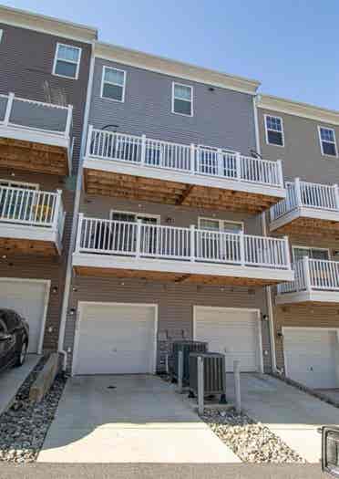 Townhouse semi-gated with security
