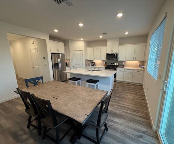 2 Private Rooms & Private Bathroom
