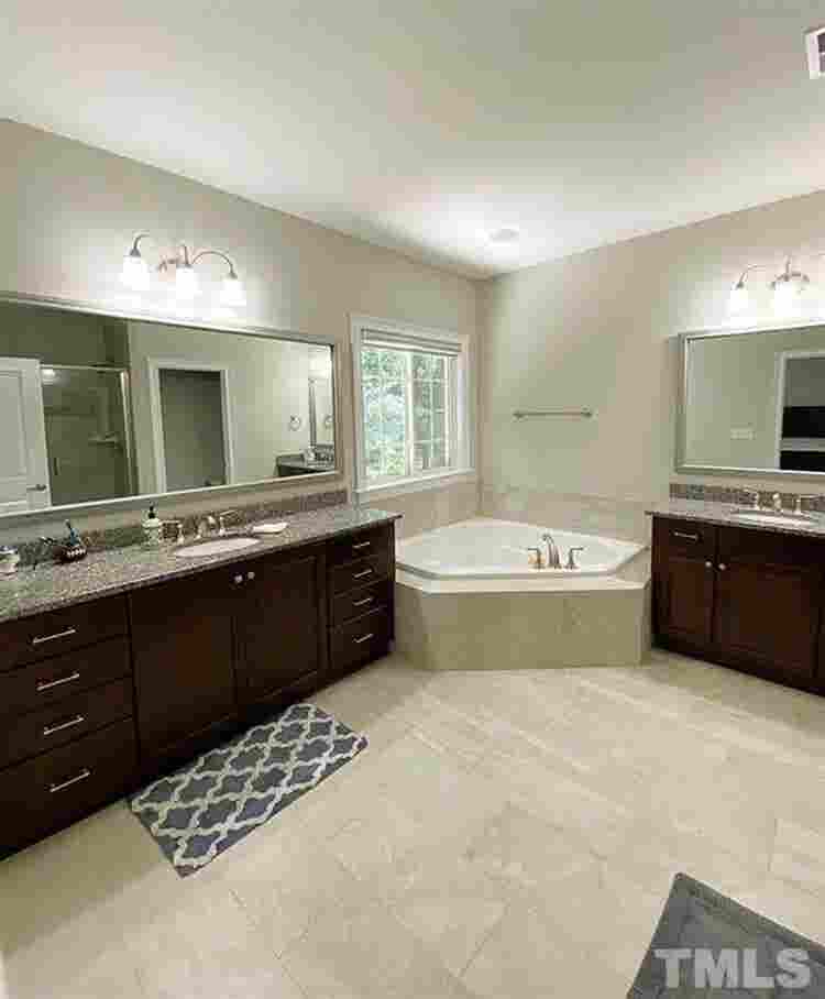 4 BR in Apex
