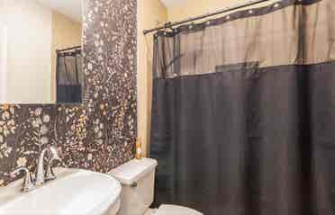 2 rooms available for rent