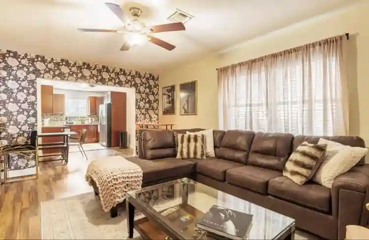 2 rooms available for rent