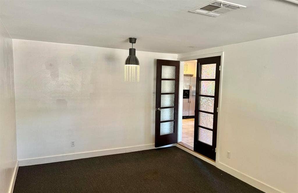Large and small rooms for rent