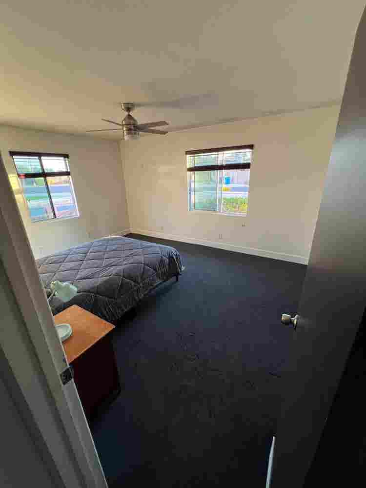 Large and small rooms for rent