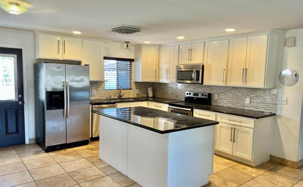Large and small rooms for rent
