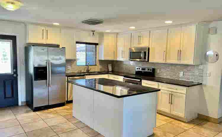 Large and small rooms for rent