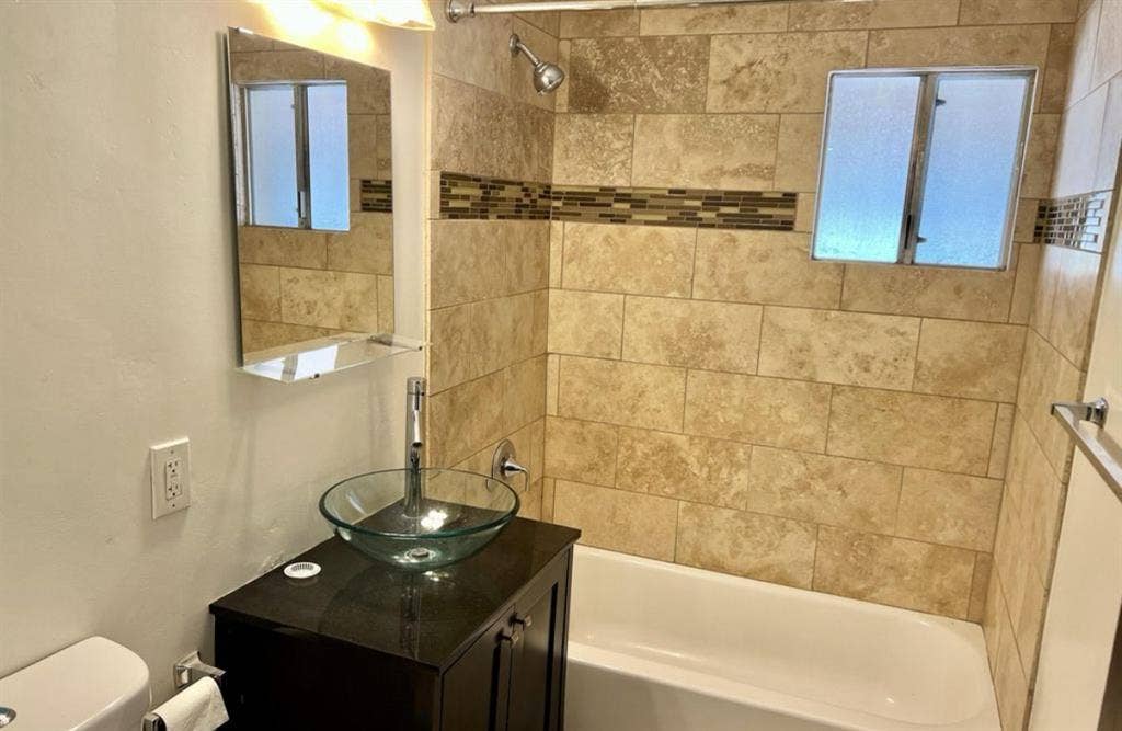 Large and small rooms for rent