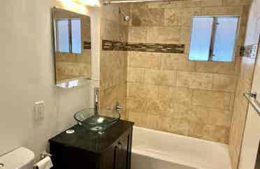 Large and small rooms for rent