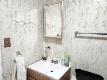 Private Entrance bed and bathroom