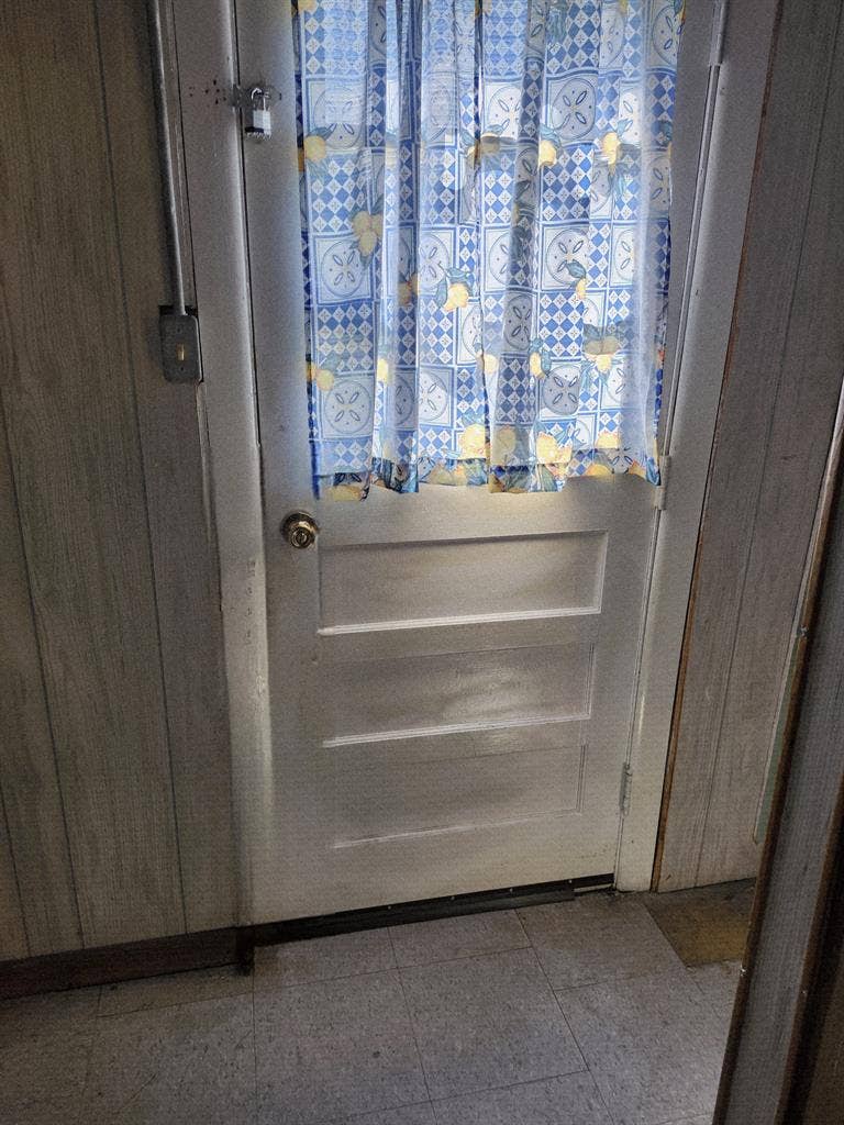 Private Entrance bed and bathroom