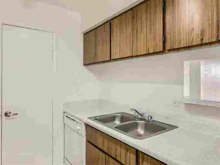 Bedroom/private bath for rentt