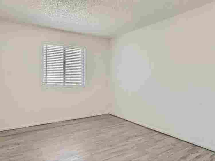 Bedroom/private bath for rentt