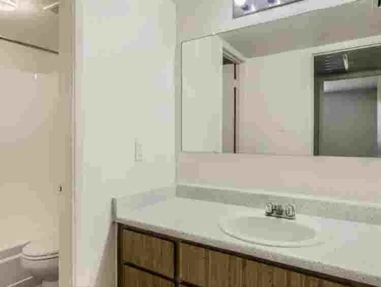 Bedroom/private bath for rentt