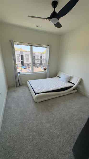 Looking 
for a Roomate