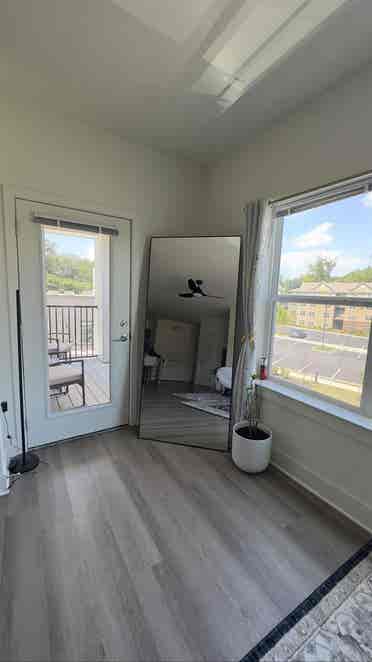Looking 
for a Roomate