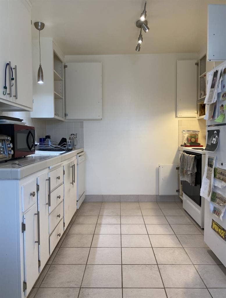 Room for rent in 
2bdrm apt