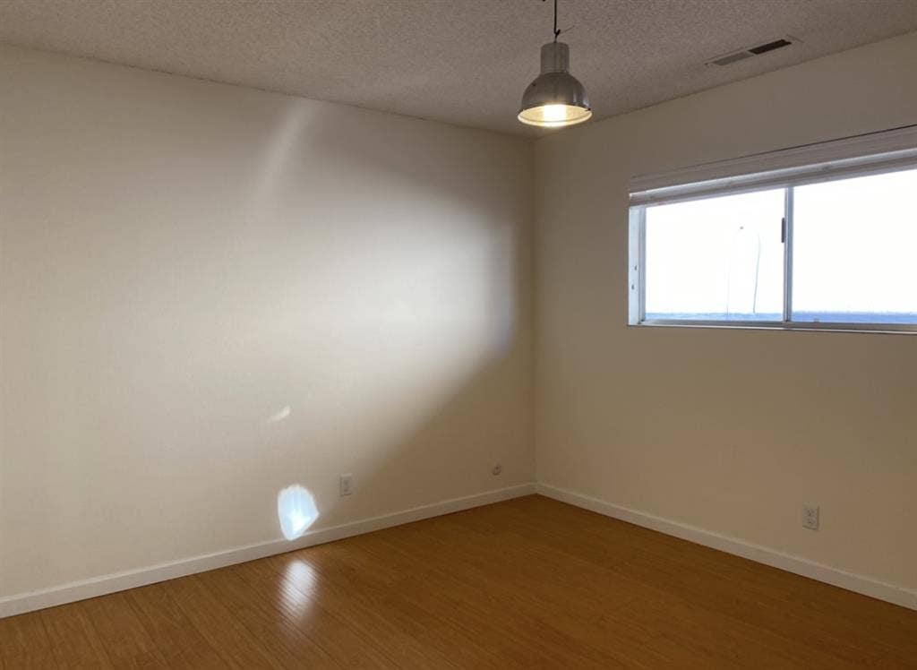 Room for rent in 
2bdrm apt