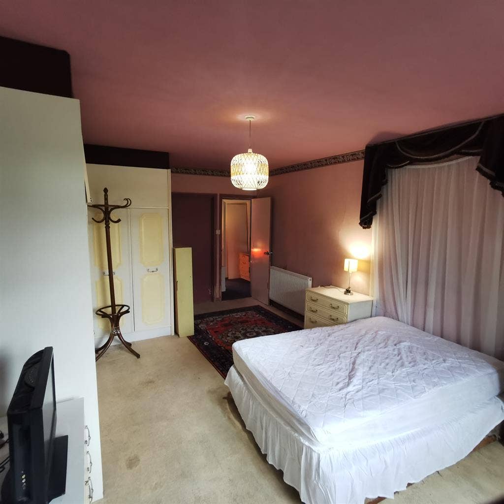 Double ensuite bedroom with kitchen