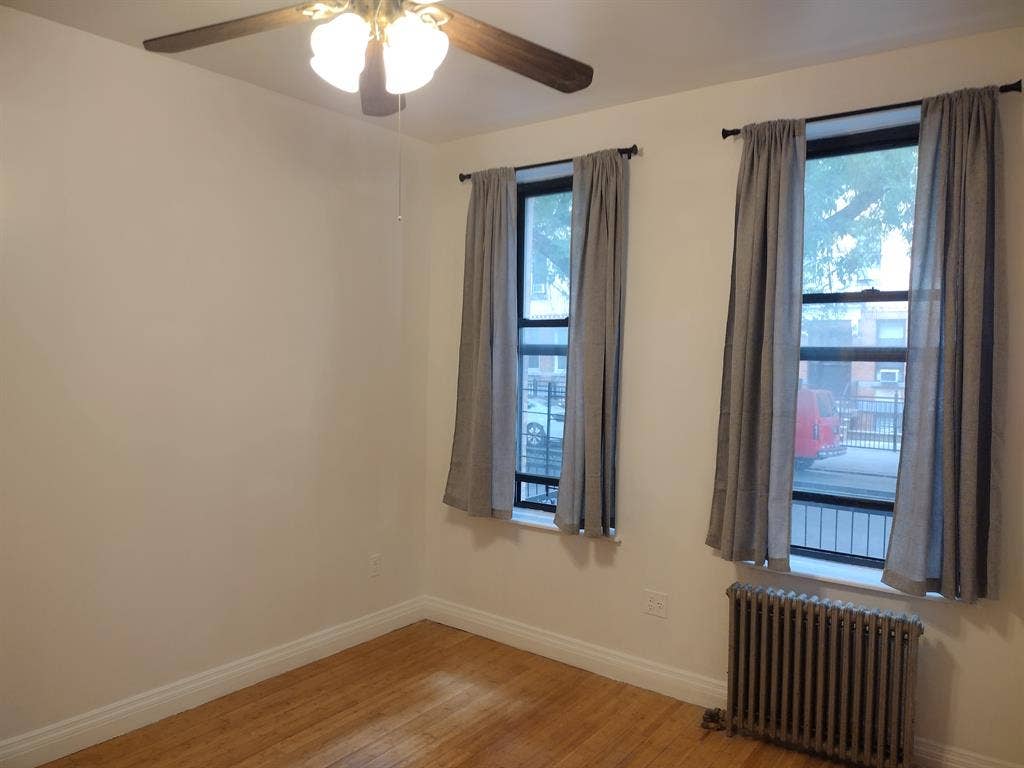 2 awesome roommates - Available now