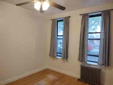 2 awesome roommates - Available now