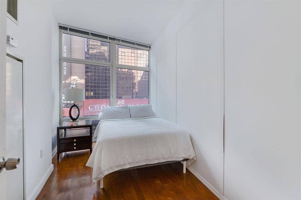 🌸 Furnished Room in Midtown 🌸