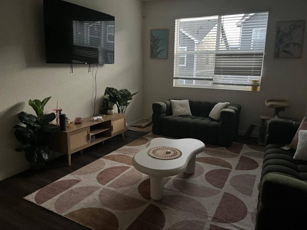 Room for rent in townhouse