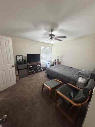 Private room west of the 5!